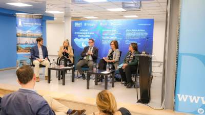 De izquierda a derecha, P. J, Armengou (redactor jefe del ‘Diari’ y moderador), Montse Adan, Santiago Castellà, Rosa Carbonell y Marta Nel·lo. Foto: Àngel Ullate