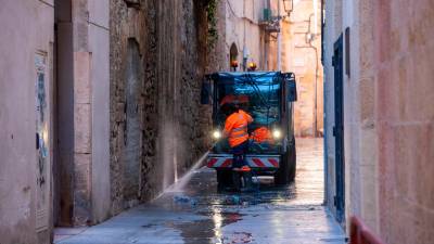 Una máquina de la limpieza por las calles de la parte alta. Foto: marc bosch