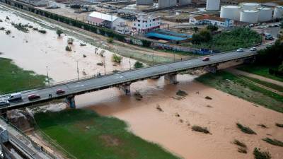 El agua se salió del cauce del río Francolí y la Agència Catalana de l’Aigua activó un aviso por riesgo hidrológico. Foto: Marc Bosch