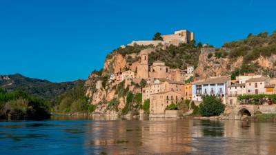 El pueblo de Miravet y el castillo desde el embarcadero. FOTO: S. García