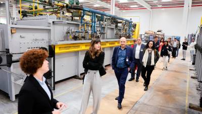 La responsable de la planta en Tarragona, Mercè Segui, haciendo un ‘tour’ por la nave logística. Foto: Alba Mariné