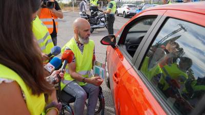 Desde el pasado mes de marzo, la Ley de Tráfico y Seguridad Vial sanciona con 6 puntos conducir sujetando con la mano dispositivos de telefonía móvil.