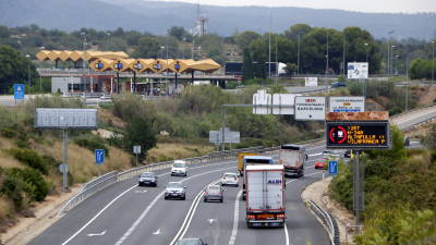 Imagen general de la la N-340 a la altura del acceso del peaje de Altafulla-Torredembarra, con un r&oacute;tulo luminoso que informa de la prohibici&oacute;n para los camiones. ACN