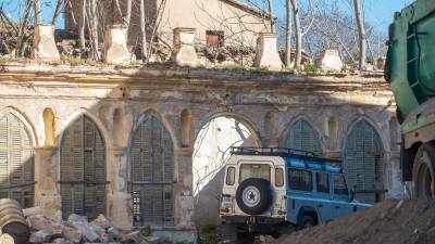 El pavelló es troba en un avançat espai de degradació i podria acabar de caure. Foto: J. Revillas