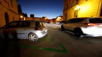 Los vecinos denuncian que las plazas en el barrio son escasas y ahora tampoco pueden aparcar en otras cercanas. FOTO: àngel Ullate