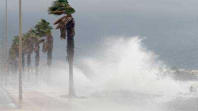 El temporal golpeando fuerte en la platja de l’Arenal, en l’Ampolla. Foto: J. Revillas