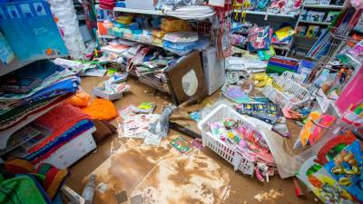 Así quedó el interior del bazar de La Móra, lleno de agua y de barro. Foto: Marc Bosch