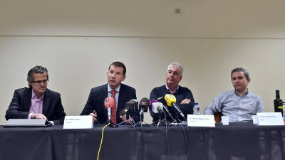 Xavier Mas, asesor; el asesor jurídico, Jordi Salvat; el presidente, Jaume Baiges; y el gerente, Fernando Sarasa, hoy, durante la comparecencia. FOTO: A. GONZÁLEZ