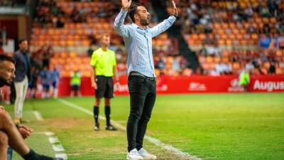 Dani Vidal, técnico del Nàstic, da indicaciones en la banda del Nou Estadi. Foto: Marc Bosch