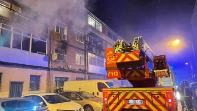 Efectivos de emergencias trabajan en el incendio. Foto: Emergencias 112