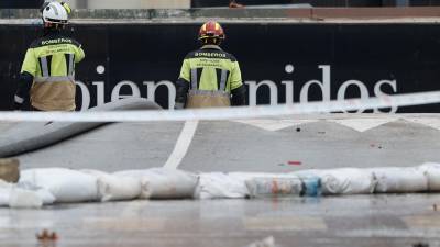 La reducción del nivel del agua hasta quedar por debajo de la rodilla ha permitido revisar de manera más pormenorizada este aparcamiento. Foto: EFE