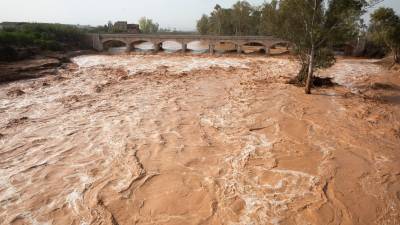 Aigua baixant pel riu Magre al migdia d’aquest dimecres 30 d’octubre. Foto: ACN