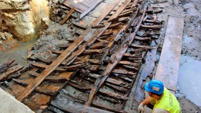 Las dos embarcaciones durante las excavaciones en la Plaça dels Carros. Foto: Lluís Milián/DT