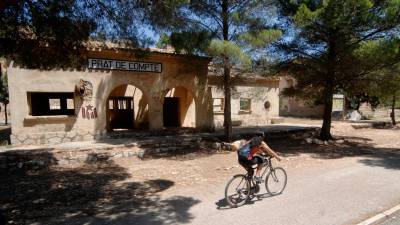 Una visitant en bicicleta transcorrent per la vora de l’antiga estació de Prat de Comte. Foto: Joan Revillas