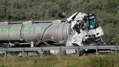 El camión destrozado que iba cargado de salfumán. Foto: Joan Revillas