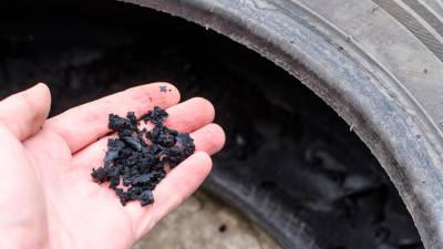 Las antiguas ruedas de un coche pueden convertirse en camisetas. Foto: getty images