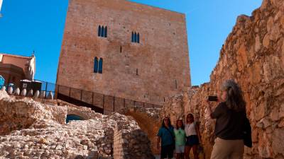 Una família de La Rioja, davant de la torre del Pretori. Foto: ACN