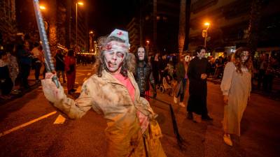 Una multitud de disfraces macabros desfila por el centro de Salou en la Salouween Parade. Fotos: Marc Bosch