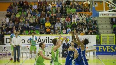 El jugador del CBT 2017 Salim Gloyd intenta tapar un lanzamiento de un rival durante el partido en la pista abulense. Foto: Diario de Ávila