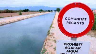 Una señal situada en el canal izquierdo del río Ebre a la altura de Campredó (Tortosa). Foto: ACN
