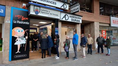 Algunos clientes guardando fila a la entrada de la administración La Pastoreta, esta semana. Foto: Alba Mariné
