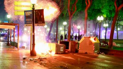 Quema de contenedores durante los altercados del 18 de octubre de 2019. Foto: Fabián Acidres/DT