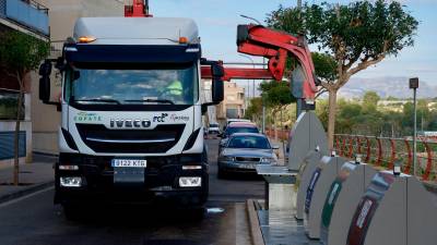 Un camió recull la brossa de contenidors a la ciutat d’Amposta. foto: joan Revillas