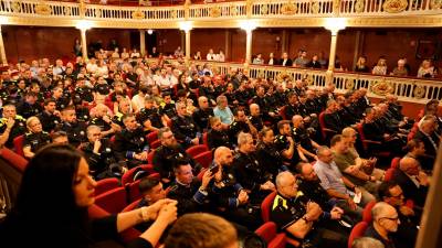 En el Teatre Bartrina se celebró ayer la entrega de distinciones a miembros del cuerpo de seguridad municipal por sus servicios prestados, servicios distinguidos y al mérito profesional y ciudadano. Foto: Alba Mariné