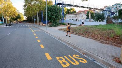 El tramo de la calle Vila dels Olzina reservado para los autobuses del servicio alternativo. Foto: Alba Mariné