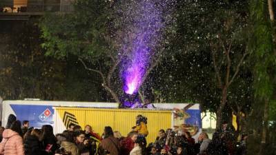 Momento en que el cañón de nieve se activó en la Plaça Llibertat y sorprendió a los más pequeños. Foto: A.Mariné