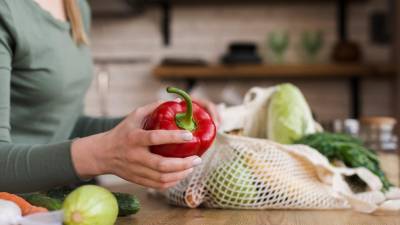 Los pesticidas que se encuentran en la piel de frutas y verduras son disruptores endocrinos. Foto: Freepik