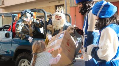 Los Reyes Magos repartieron regalos ayer por la mañana. Foto: Alba Mariné