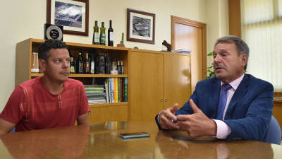 Sergi Veciana y Ferran Huguet, agricultor y director general de Uni&oacute;, llegaron a un acuerdo con un propietario de L’Ametlla. Foto: A. Gonz&aacute;lez