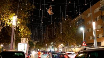 La iluminación de la avenida Ramon d’Olzina de Vila-seca es la misma que se colocaba en el paseo de Gràcia de Barcelona. Foto: Alba Mariné