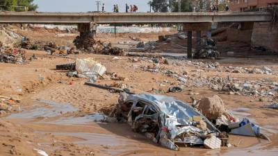 Restos de vehículos arrastrados por la corriente en el barranco del Poyo en Paiporta, Valencia, este lunes. Foto: EFE