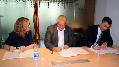 El president de FGC, Enric Tico, signant el conveni de col·laboraci&oacute; amb el conseller delegat d'autobusos Hife, Jos&eacute; Mar&iacute;a Chavarr&iacute;a. Foto: EFE
