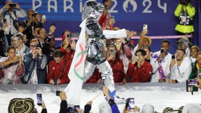 La portadora de la bandera olímpica, en El Trocadero. Foto: efe