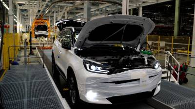 El primer coche producido en la antigua fábrica Nissan de Barcelona. Foto: EFE