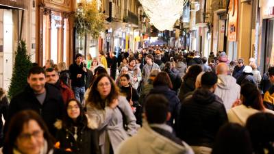 El carrer Monterols ple de gent, aquest passat dissabte, 28 de desembre, a la tarda. FOTO: Alba Mariné