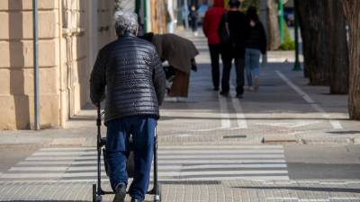 Una persona gran caminant per la ciutat de Tortosa. Foto: Joan Revillas
