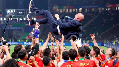Luis de la Fuente es manteado por sus jugadores tras conquistar la Eurocopa. Foto: EFE