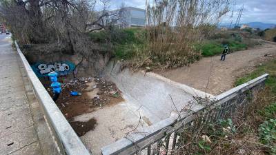 Un tramo de la riera de la Abeurada, a su paso bajo el Camí de Valls, en el cruce con la calle de Sabadell. Foto: Alfredo González