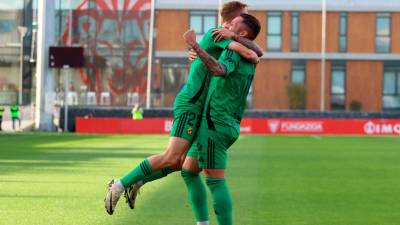 Narro y Marc Fernández celebran el gol del segundo en Lezama. FOTO: nàstic