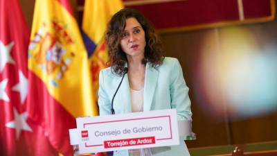 La presidenta madrileña, Isabel Díaz Ayuso, calificó este miércoles como «amenazas» el anuncio del jefe del Ejecutivo, Pedro Sánchez, de que planteará una reforma legal para renovar el Consejo General del Poder Judicial (CGPJ) si el PP no levanta en junio el bloqueo existente. Foto: EFE