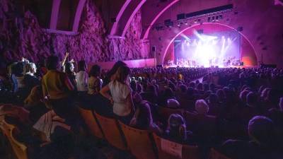 Entre las más de 1000 personas presentes, fueron muchos los que se levantaron de sus butacas para cantar y bailar a ritmo de los éxitos más populares de los años ochenta y noventa. Foto: Marc Bosch