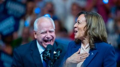 Kamala Harris, junto a Tim Walz, en el acto de inicio de campaña. Foto: EFE