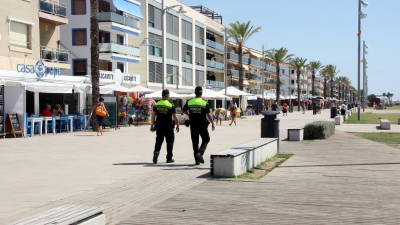 Una parella de la Policia Municipal del Vendrell patrullant pel passeig marítim de Coma-ruga. Foto: ACN