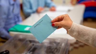 Una persona votando en las elecciones francesas. Foto: EFE