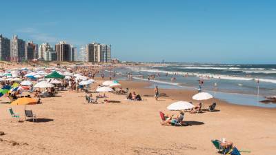 Turistas en la playa. Foto: EFE