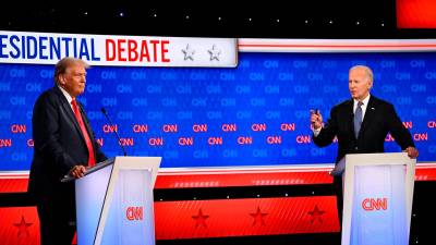 El presidente Biden (a la derecha), durante el debate televisado contra Donald Trump, el pasado jueves. FOTO: EFE